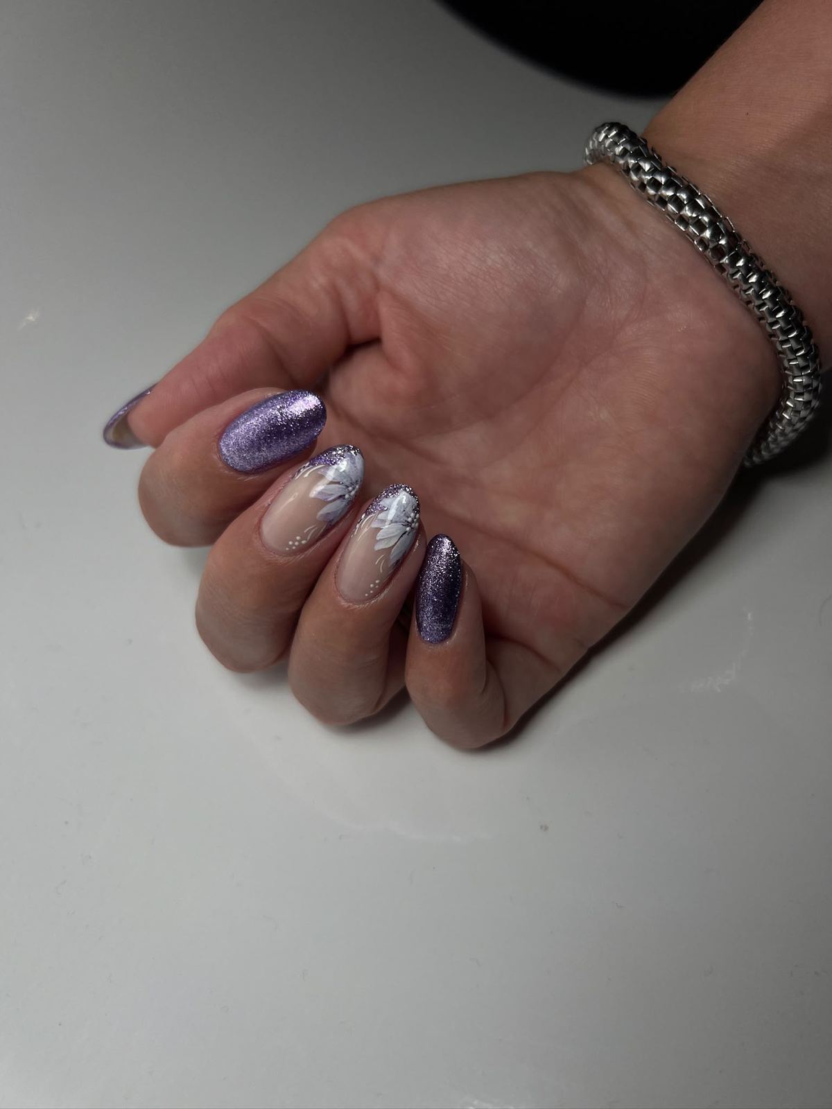 Violette Nailart mit Blütenmotiv